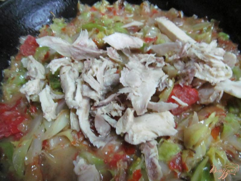 Фото приготовление рецепта: Жареная капуста с отварным мясом курицы шаг №4