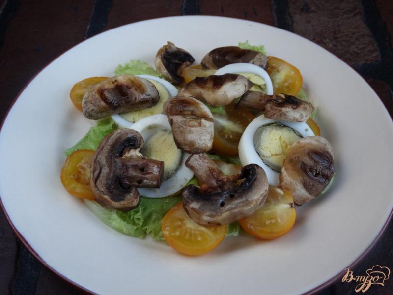 Фото приготовление рецепта: Салат с грибами-гриль, яйцом и черри шаг №5
