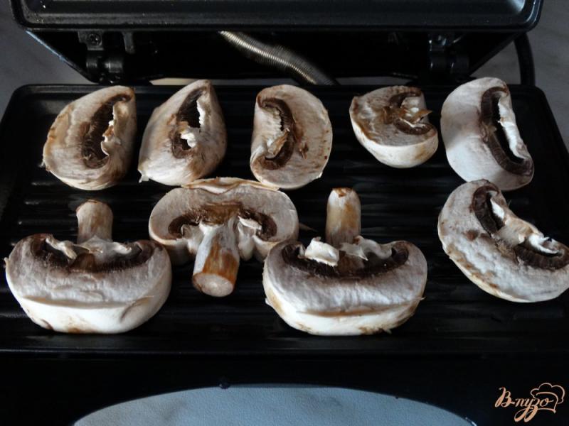 Фото приготовление рецепта: Салат с грибами-гриль, яйцом и черри шаг №1