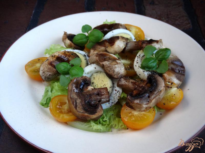 Фото приготовление рецепта: Салат с грибами-гриль, яйцом и черри шаг №6
