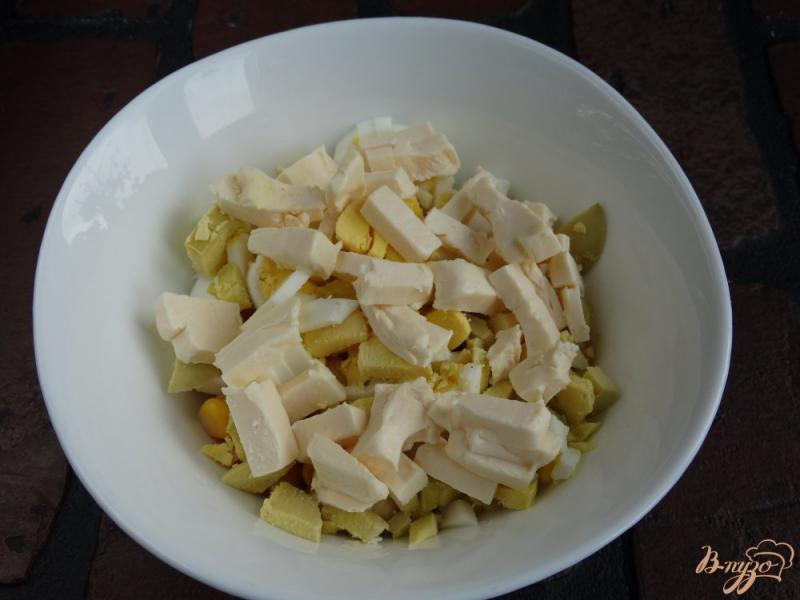 Фото приготовление рецепта: Салат с кукурузой и черемшой шаг №3