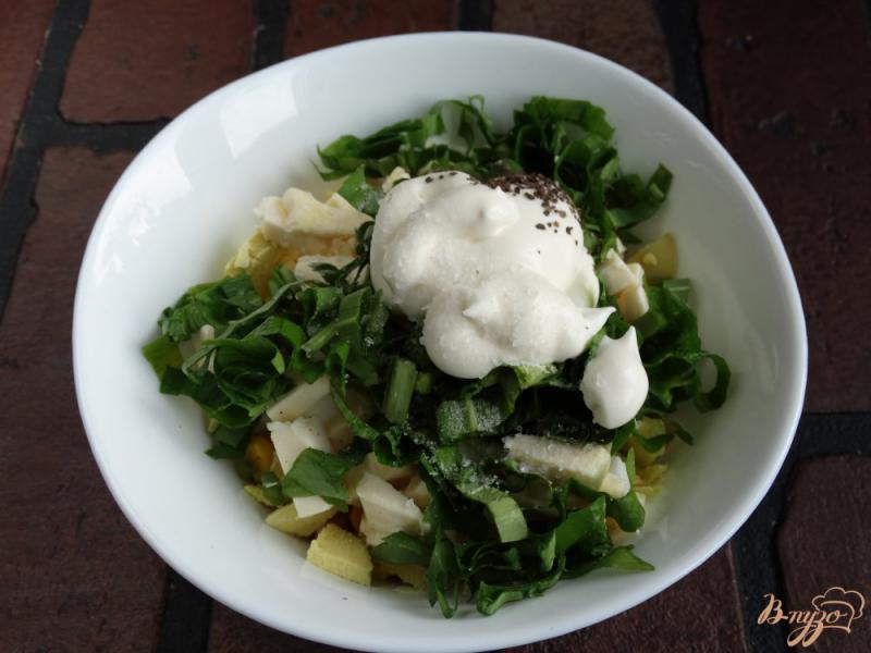Фото приготовление рецепта: Салат с кукурузой и черемшой шаг №5