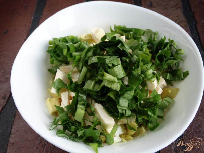 Фото приготовление рецепта: Салат с кукурузой и черемшой шаг №4