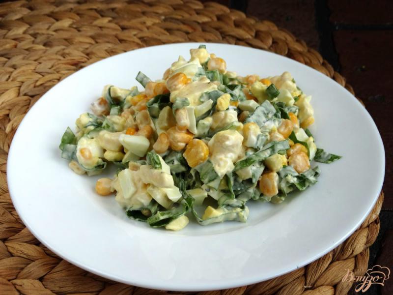 Фото приготовление рецепта: Салат с кукурузой и черемшой шаг №6