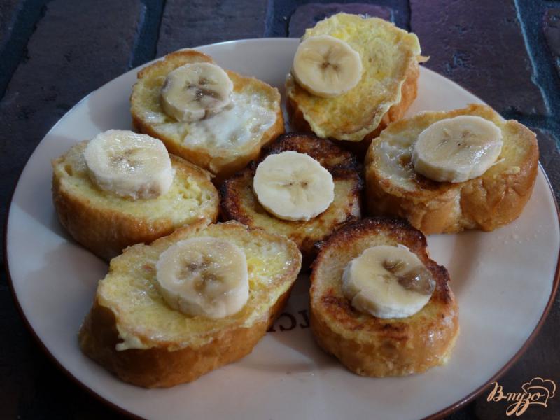 Фото приготовление рецепта: Сладкие гренки с бананом и шоколадным соусом шаг №6