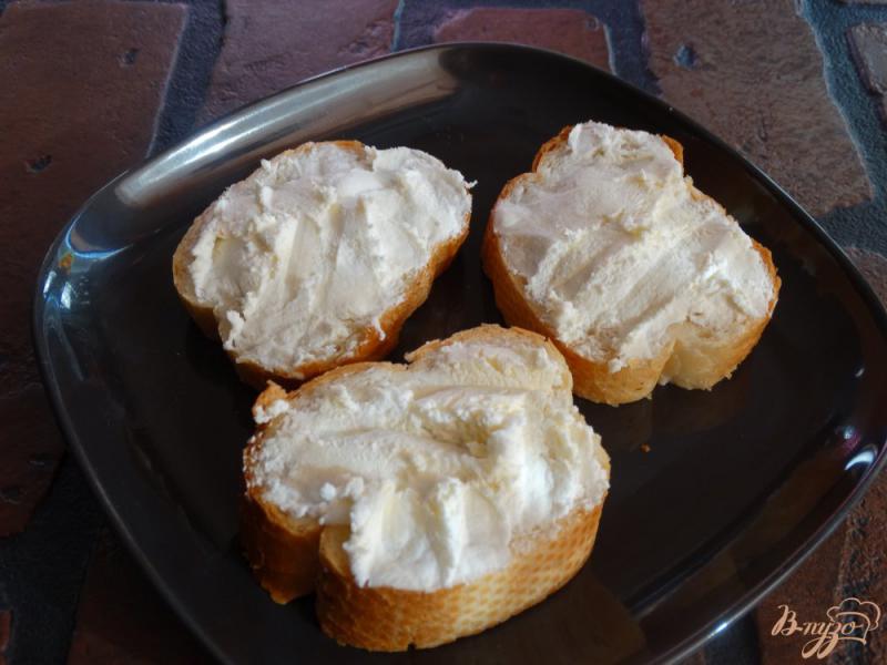 Фото приготовление рецепта: Бутерброды с грушей, сыром и кедровыми орехами шаг №3