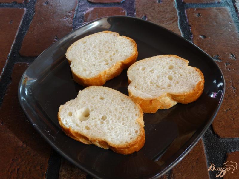 Фото приготовление рецепта: Бутерброды с грушей, сыром и кедровыми орехами шаг №2