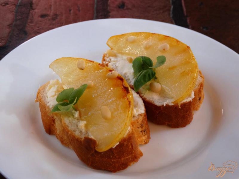 Фото приготовление рецепта: Бутерброды с грушей, сыром и кедровыми орехами шаг №7