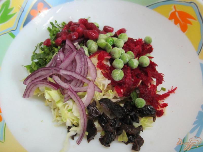 Фото приготовление рецепта: Салат из капусты с гранатом и свеклой шаг №2