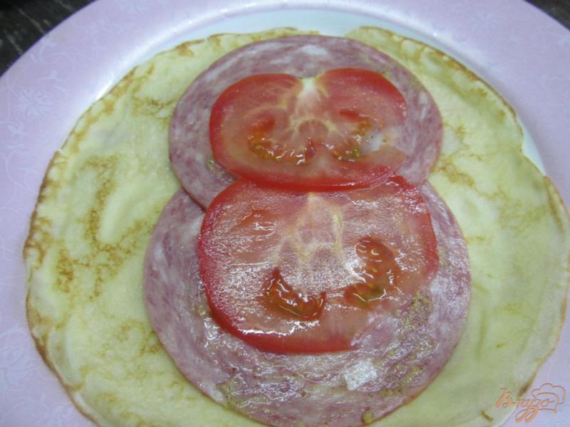 Фото приготовление рецепта: Блинчики с ветчиной и помидором шаг №4