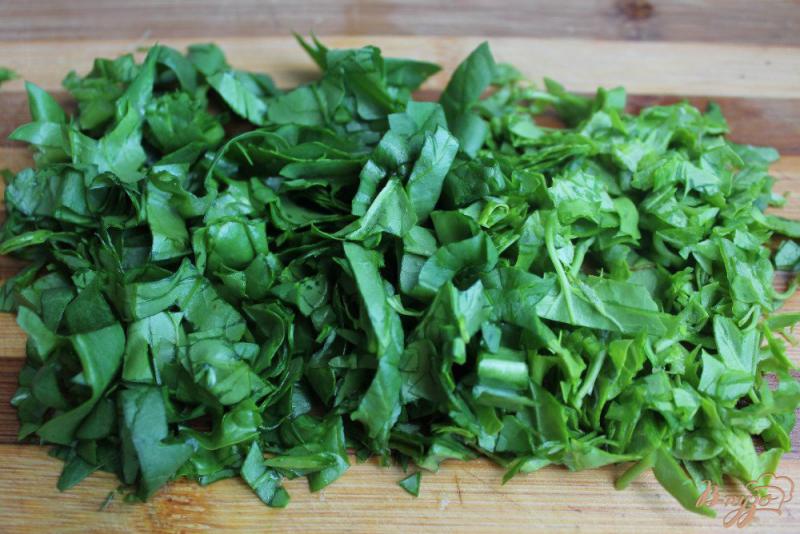 Фото приготовление рецепта: Окрошка на сметане с большим разнообразием зелени шаг №2
