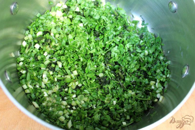 Фото приготовление рецепта: Окрошка на сметане с большим разнообразием зелени шаг №1