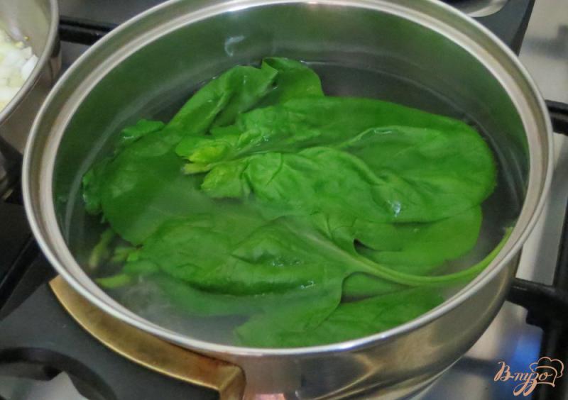 Фото приготовление рецепта: Тёплый салат из шпината, с грибами и яйцом пашот. шаг №1