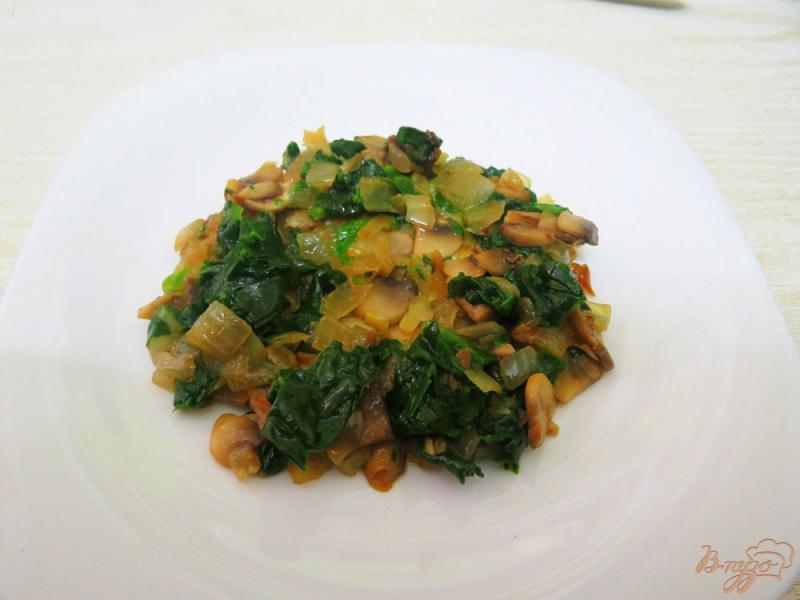 Фото приготовление рецепта: Тёплый салат из шпината, с грибами и яйцом пашот. шаг №7