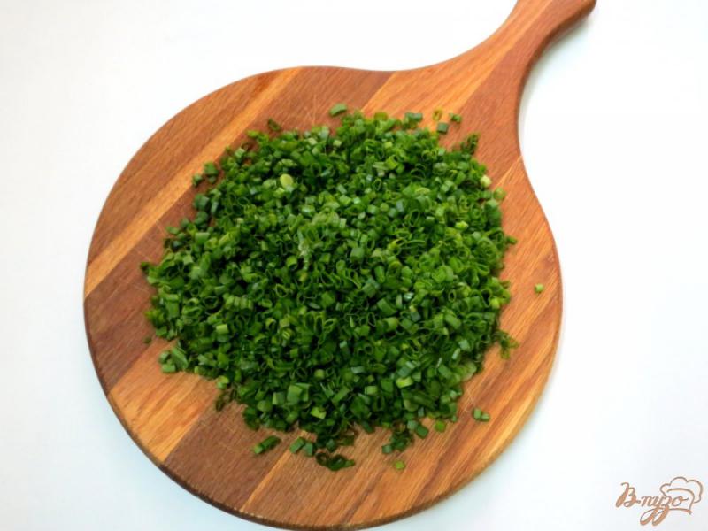 Фото приготовление рецепта: Салат из зелёного лука с яйцом шаг №2