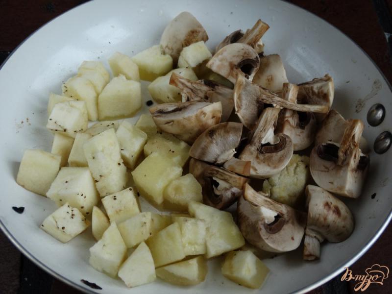 Фото приготовление рецепта: Теплый салат с грибами, баклажанами и щавелем шаг №2