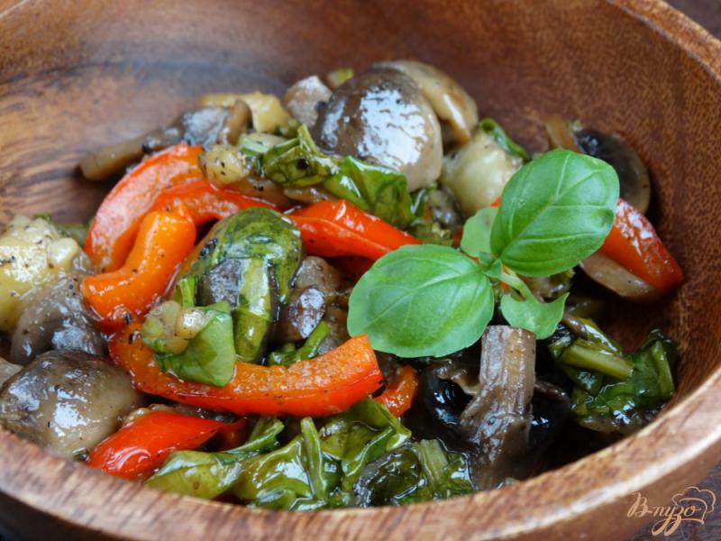 Фото приготовление рецепта: Теплый салат с грибами, баклажанами и щавелем шаг №7