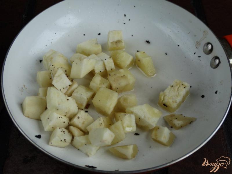 Фото приготовление рецепта: Теплый салат с грибами, баклажанами и щавелем шаг №1