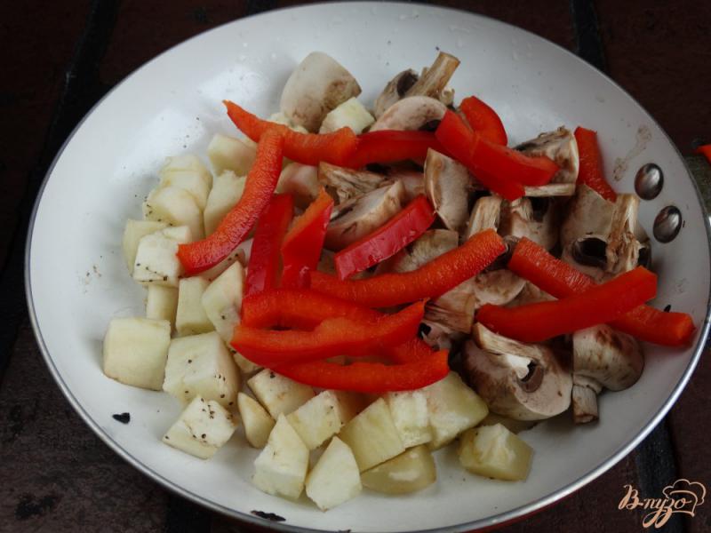 Фото приготовление рецепта: Теплый салат с грибами, баклажанами и щавелем шаг №3