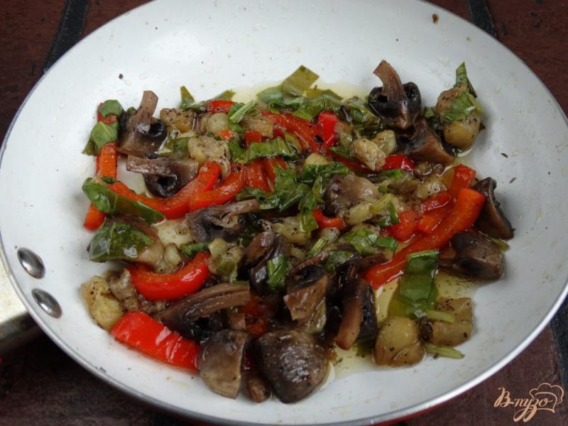 Фото приготовление рецепта: Теплый салат с грибами, баклажанами и щавелем шаг №6