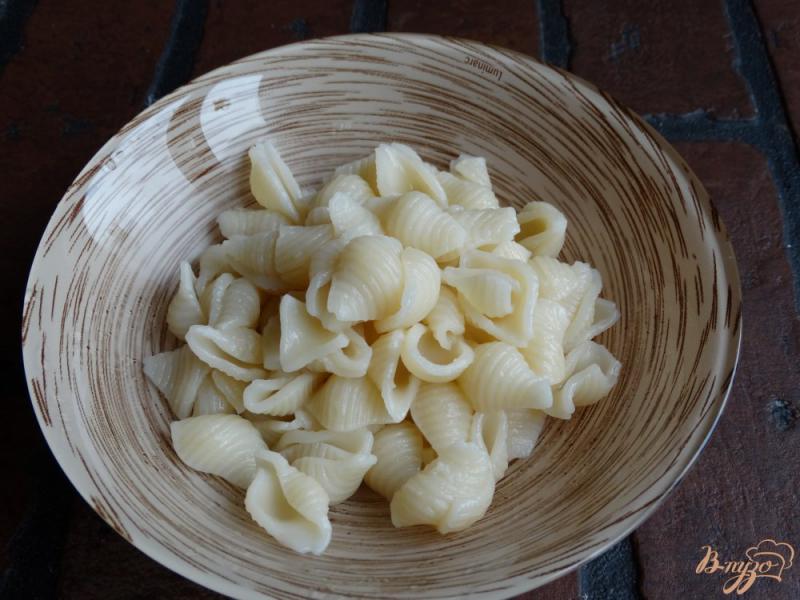 Фото приготовление рецепта: Сладкие макароны с творогом и клубникой шаг №2