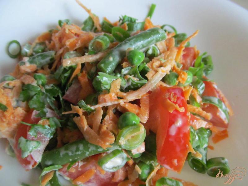 Фото приготовление рецепта: Салат из моркови с помидором и стручковой фасолью шаг №3