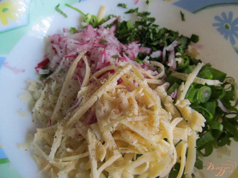 Фото приготовление рецепта: Картофельные оладьи с сыром и редисом шаг №2