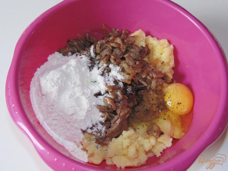 Фото приготовление рецепта: Картофельные лепешки с шампиньонами шаг №4
