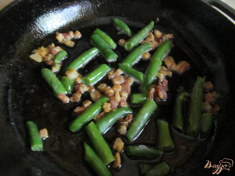 Фото приготовление рецепта: Картофель под соусом из бекона и фасоли шаг №3