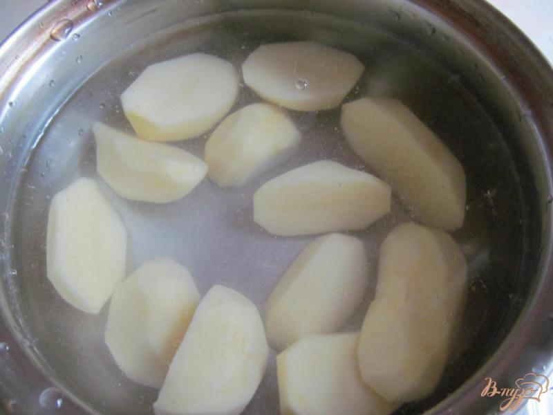 Фото приготовление рецепта: Картофель под соусом из бекона и фасоли шаг №1