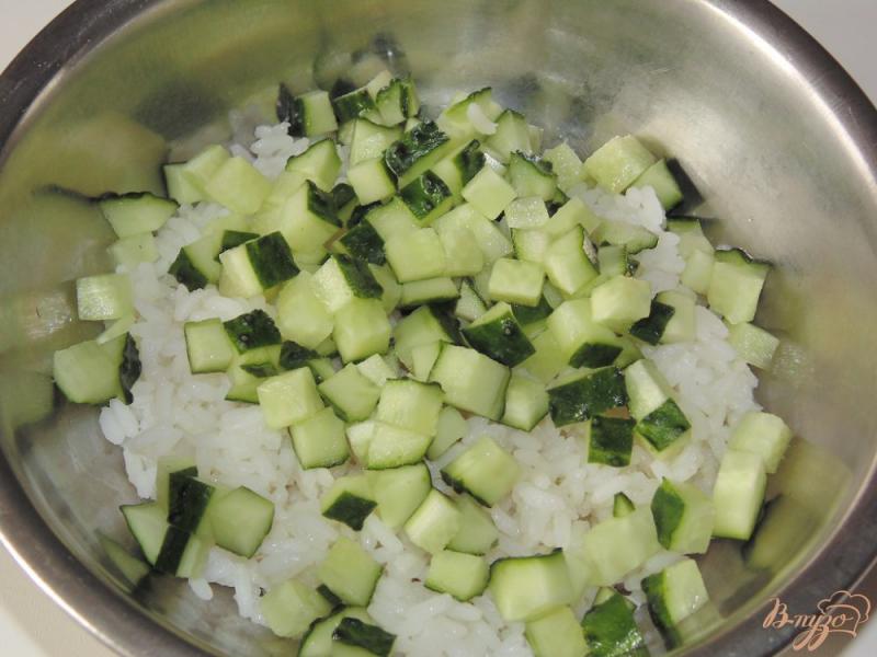 Фото приготовление рецепта: Салат из риса с ветчиной и огурцом шаг №2
