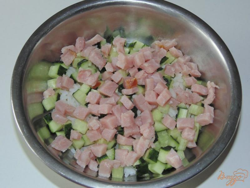 Фото приготовление рецепта: Салат из риса с ветчиной и огурцом шаг №3