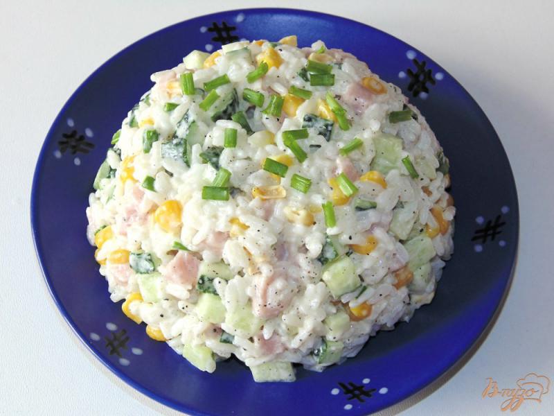 Фото приготовление рецепта: Салат из риса с ветчиной и огурцом шаг №5