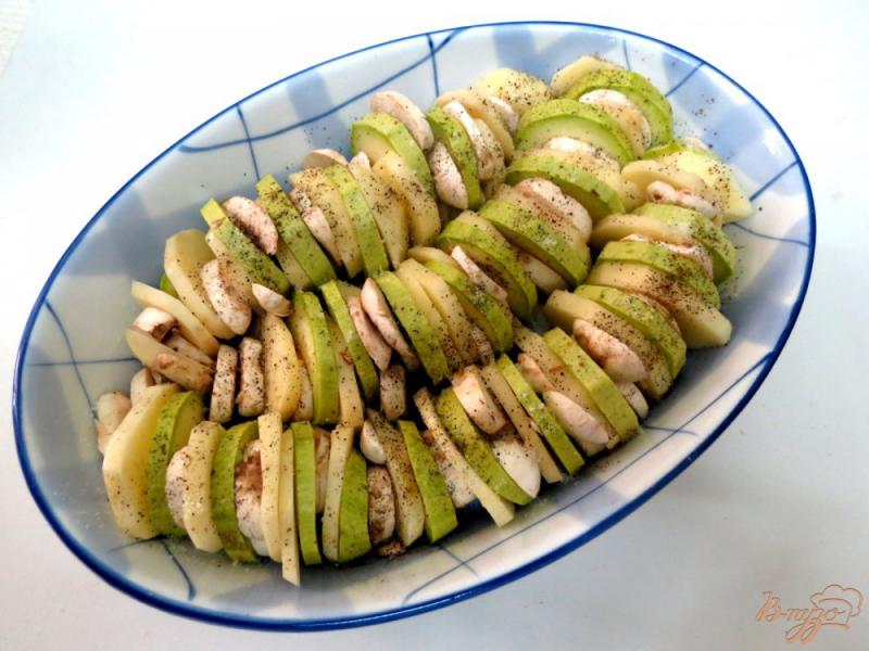 Фото приготовление рецепта: Кабачки с шампиньонами и картофелем шаг №7
