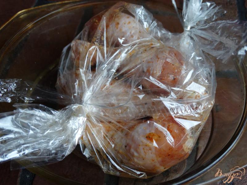 Фото приготовление рецепта: Куриные голени в маринаде Бурбон шаг №4