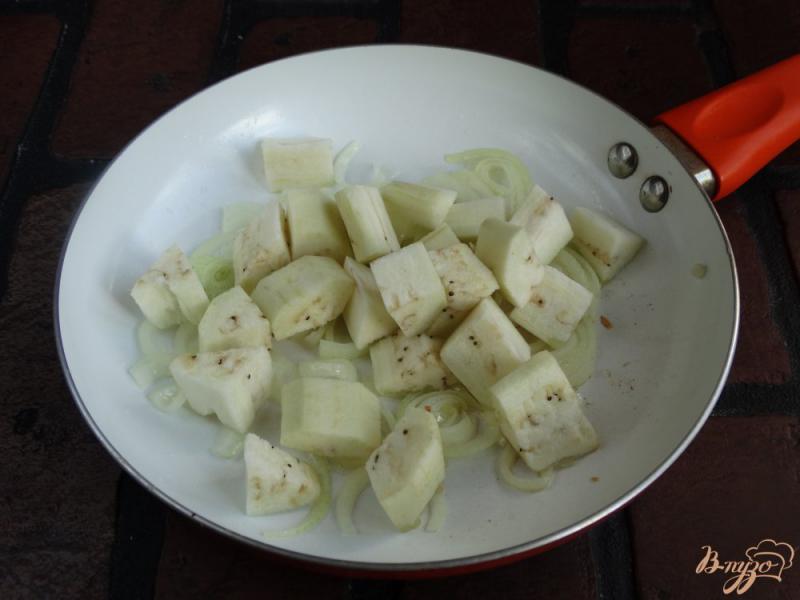 Фото приготовление рецепта: Теплый салат с баклажанами, грибами и нутом шаг №3