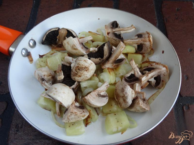 Фото приготовление рецепта: Теплый салат с баклажанами, грибами и нутом шаг №4