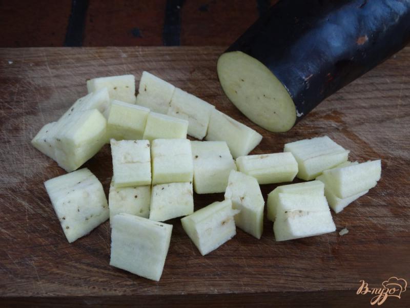 Фото приготовление рецепта: Теплый салат с баклажанами, грибами и нутом шаг №2
