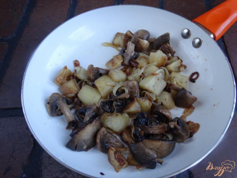 Фото приготовление рецепта: Теплый салат с баклажанами, грибами и нутом шаг №5