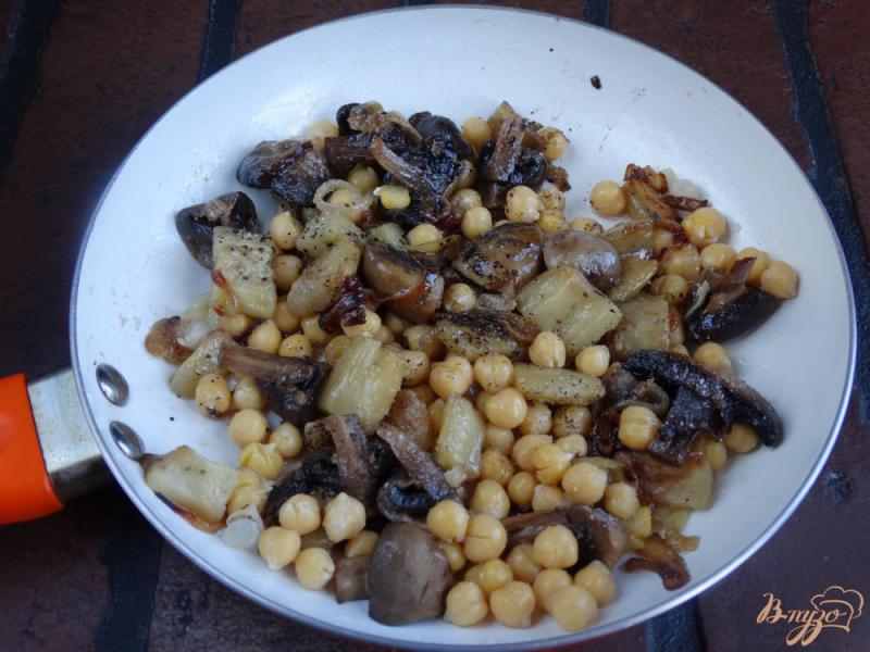 Фото приготовление рецепта: Теплый салат с баклажанами, грибами и нутом шаг №6