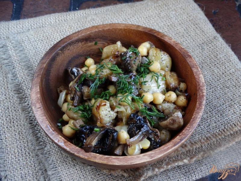 Фото приготовление рецепта: Теплый салат с баклажанами, грибами и нутом шаг №7