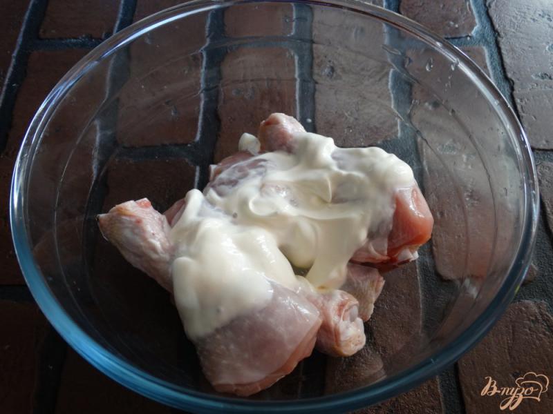 Фото приготовление рецепта: Куриные голени тушеные в сметане с аджикой шаг №2