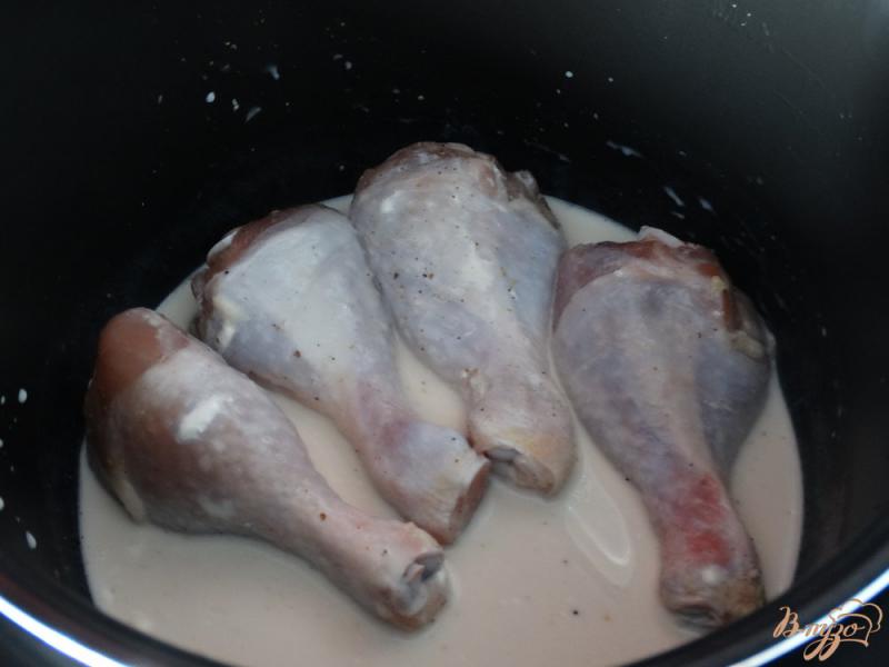 Фото приготовление рецепта: Куриные голени тушеные в сметане с аджикой шаг №4
