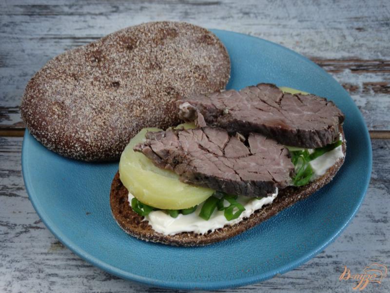 Фото приготовление рецепта: Сандвич с говядиной и картофелем шаг №4
