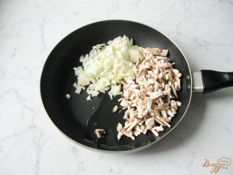 Фото приготовление рецепта: Драники с грибами и сыром шаг №3