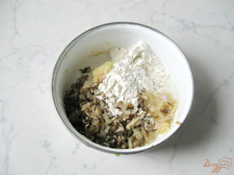 Фото приготовление рецепта: Драники с грибами и сыром шаг №5