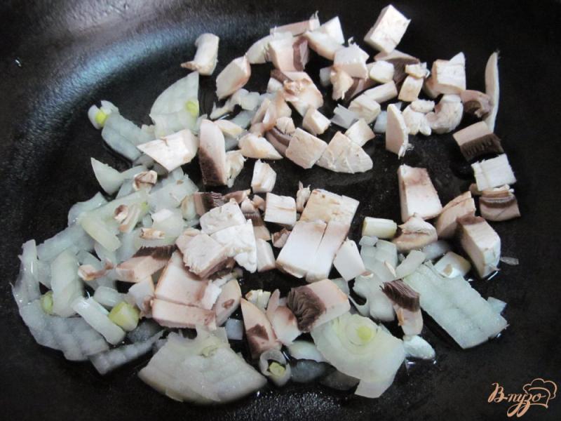 Фото приготовление рецепта: Кабачки фаршированные фаршем с грибами шаг №2
