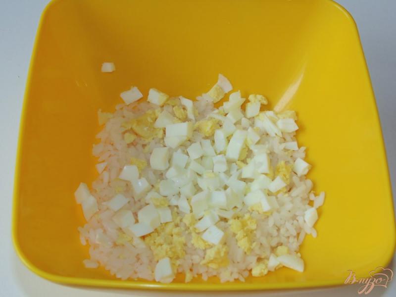 Фото приготовление рецепта: Салат из риса с яйцом шаг №2