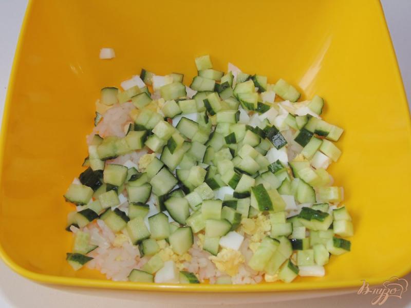 Фото приготовление рецепта: Салат из риса с яйцом шаг №3