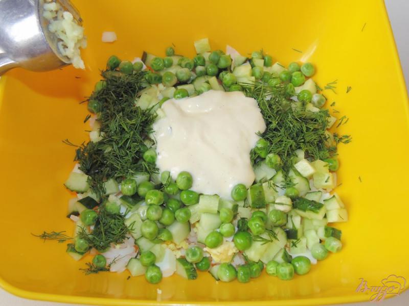 Фото приготовление рецепта: Салат из риса с яйцом шаг №4